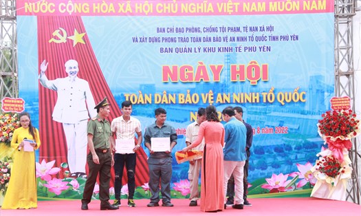 Chủ tịch LĐLĐ tỉnh Phú Yên trao giải các phần thi trong chương trình “Ngày hội toàn dân bảo vệ an ninh Tổ quốc” cho các đội đạt giải.