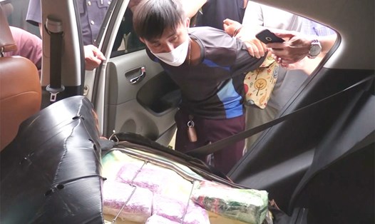 Đối tượng Yer Vang giấu ma túy trong ghế xe ôtô nhưng vẫn bị phát hiện bắt giữ. Ảnh: TT.
