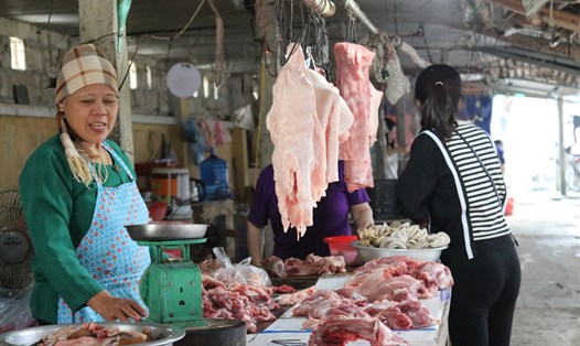 Giá thịt lợn ở nhiều địa phương vẫn neo ở mức cao. Ảnh: Hiếu Anh