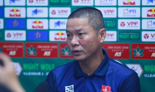 Huấn luyện viên Chu Đình Nghiêm dự họp báo sau trận đấu với Hoàng Anh Gia Lai. Ảnh: Thanh Vũ