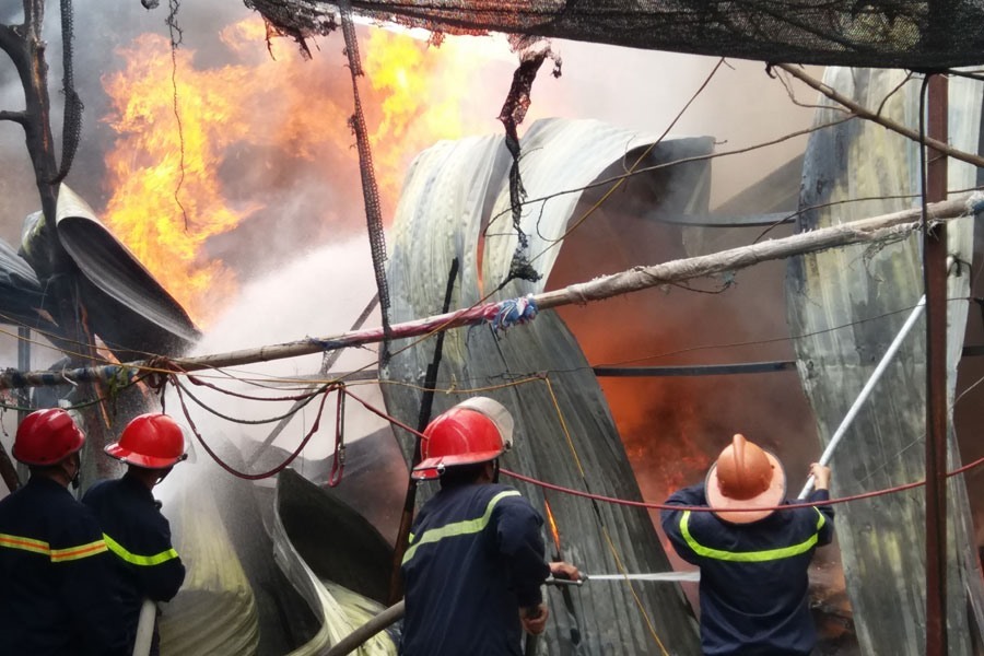 Các chiến sĩ cảnh sát Phòng cháy chữa cháy Hà Nội trong một lần chiến đấu với giặc lửa. Ảnh: HL