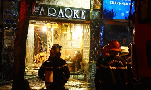 Đến giữa đêm qua, đồng đội của 3 cảnh sát hy sinh vẫn tiếp tục công việc chữa cháy tại quán karaoke. Ảnh: N.Chánh
