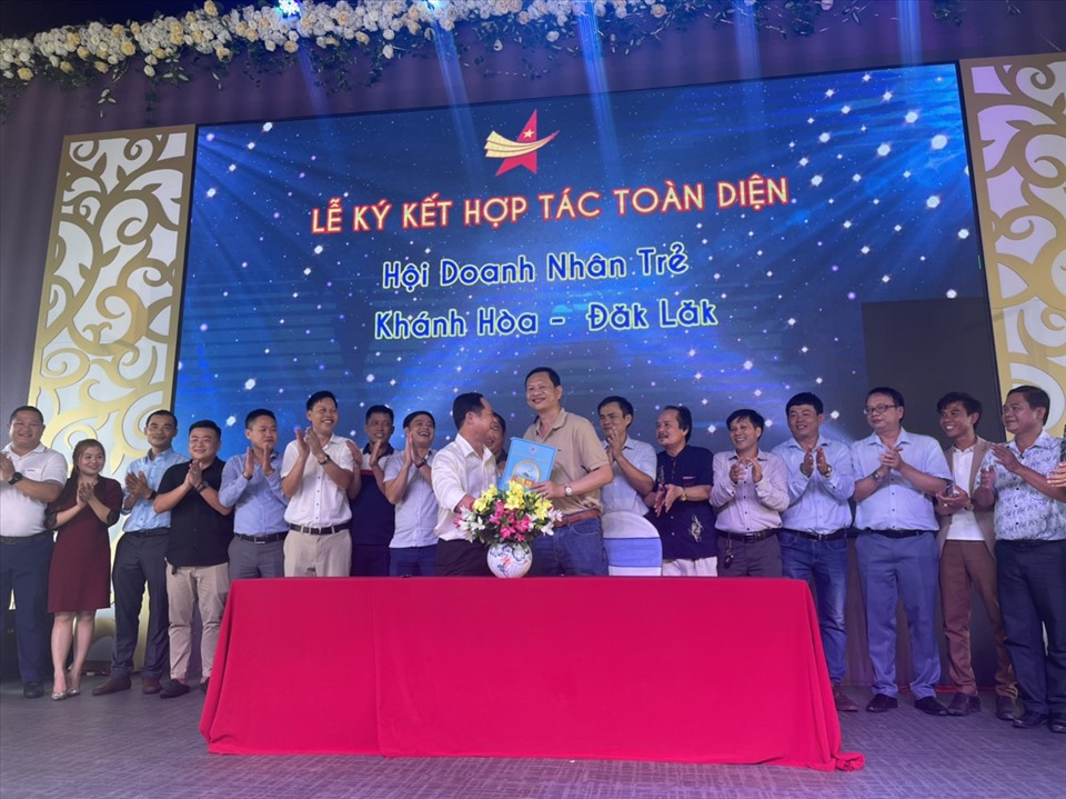 Hội Doanh nhân Trẻ tỉnh Đắk Lắk và Hội Doanh nhân tỉnh Khánh Hòa ký kết ghi nhớ hợp tác toàn diện. Ảnh: T.X