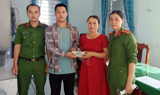 Công an xã Phổ Thuận, thị xã Đức Phổ và anh Nguyễn Đình Nhiệm trao lại tài sản cho chị Lê Thị Tuyết Chung.