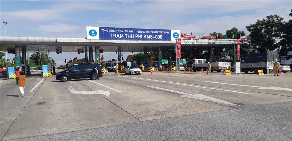 Thu phí tự động không dừng (ETC) vẫn còn nhiều lỗi phát sinh. Ảnh: ĐT Thu phí tự động không dừng (ETC) vẫn còn nhiều lỗi phát sinh. Ảnh: ĐT