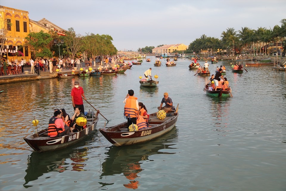 TP.Hội An ra quân kiểm tra hoạt động ghe bơi du lịch sông Hoài. Ảnh: Nguyễn Linh