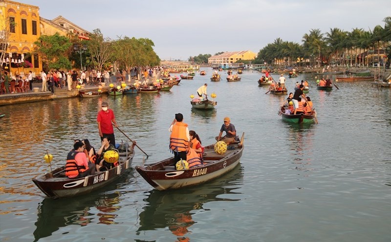 TP.Hội An ra quân kiểm tra hoạt động ghe bơi du lịch sông Hoài. Ảnh: Nguyễn Linh