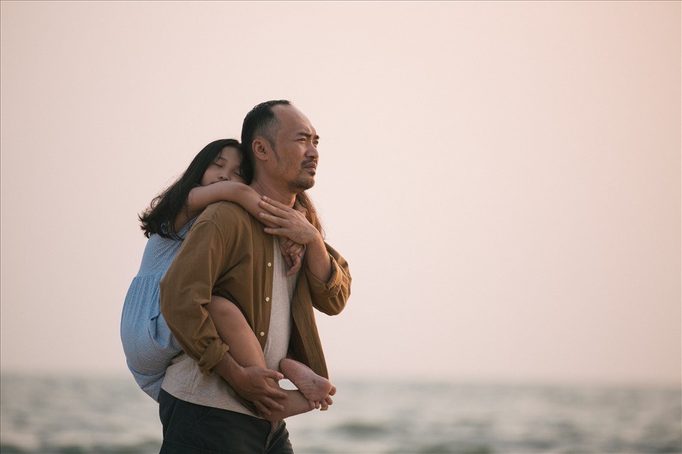 Tiến Luật và "con gái" Thỏ trong phim "Dân chơi không sợ con rơi". Ảnh: NSX Tiến Luật và "con gái" Thỏ trong phim "Dân chơi không sợ con rơi". Ảnh: NSX