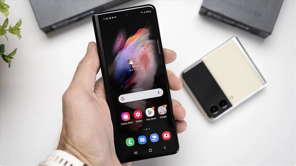 Màn hình Galaxy Z Fold 4 và iPhone 14 Pro Max có gì khác biệt?