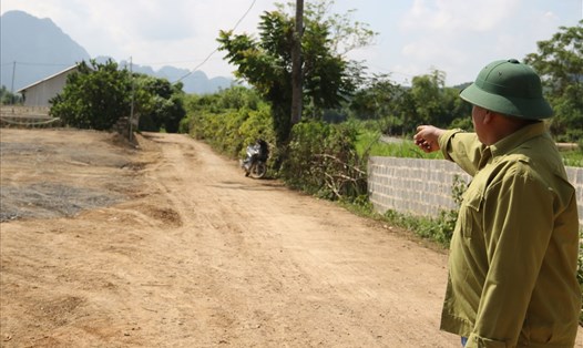 Con đường nông thôn mới khang trang, rộng rãi nhờ việc hiến đất của người dân tại xóm Mị, xã Mỵ Hòa, huyện Kim Bôi, tỉnh Hòa Bình. Ảnh: Khánh Linh