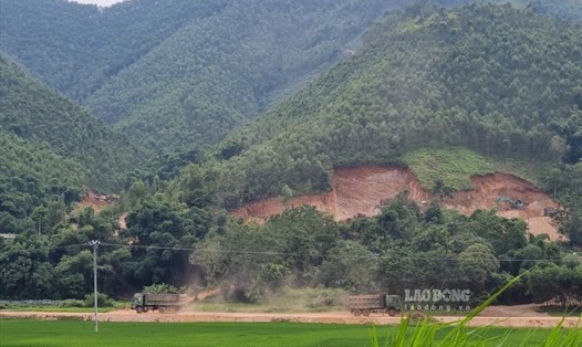 Đất tặc - Hoạt động khai thác đất trái phép (tại huyện Thanh Sơn) đang phục vụ dự án trị giá hơn 164 tỉ đồng của huyện Thanh Thủy (Phú Thọ). Ảnh: Tô Công.