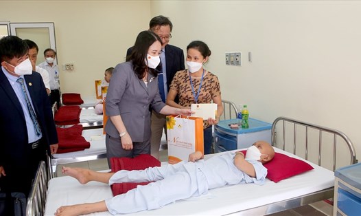 Phó Chủ tịch nước Võ Thị Ánh Xuân thăm hỏi, tặng quà cho các bệnh nhân nặng đang điều trị tại Bệnh viện Trung ương Huế.