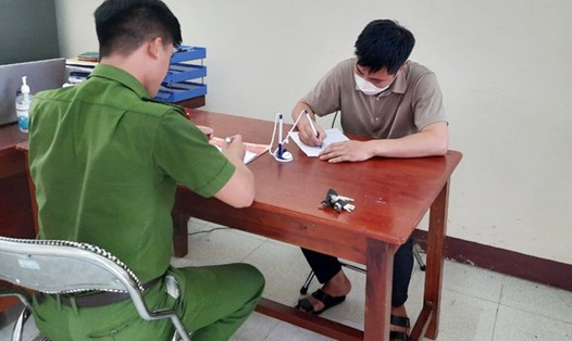 Nguyễn Đình Khang bị phạt hành chính vì thả diều gây sự cố mất điện. Ảnh: CA.