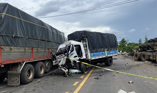 Hiện trường vụ tai nạn giao thông nghiêm trọng giữa xe đầu kéo và 2 xe ô tô tải lớn ở Đắk Nông. Ảnh: N.H.