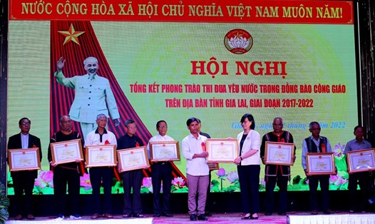 UBND tỉnh Gia Lai và Ủy ban MTTQ Việt Nam tỉnh Gia Lai tặng bằng khen cho 75 cá nhân đã có thành tích xuất sắc trong phong trào thi đua yêu nước trên địa bàn tỉnh giai đoạn 2017-2022. Ảnh: Song Minh
