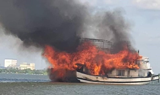Tàu du lịch mang số hiệu Quảng Ninh bốc cháy dữ dội trên sông Thái Bình tại địa phận TP.Hải Dương. Ảnh: H.Ninh