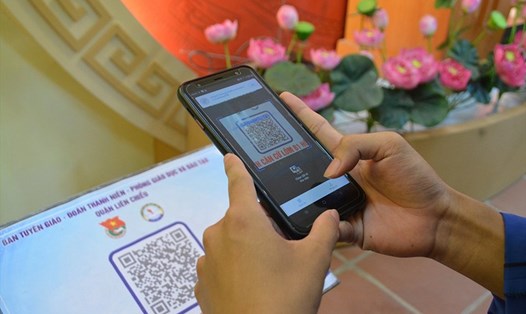 Năm 2025, Đà Nẵng đặt mục tiêu 100% người dân trong độ tuổi lao động dùng smartphone. Ảnh minh hoạ: TĐ