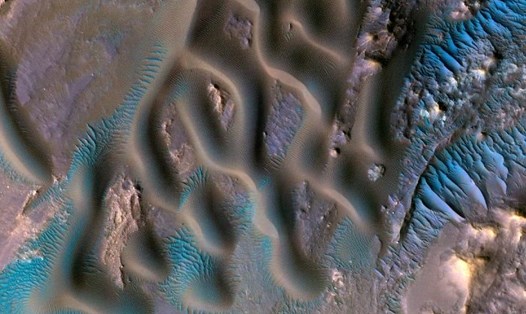 Cồn cát và sống núi Transverse Aeolian Ridges (TAR) trong miệng núi lửa Gamboa trên sao Hỏa. Ảnh: NASA