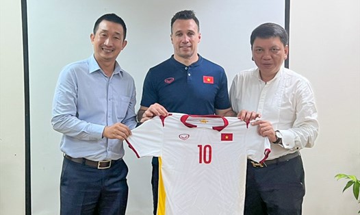 Tổng thư ký Lê Hoài Anh tặng áo thi đấu đội tuyển cho huấn luyện viên trưởng Giustozzi Diego Raul. Ảnh: VFF