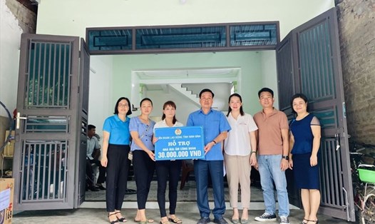 Lãnh đạo LĐLĐ tỉnh Ninh Bình trao hỗ trợ Mái ấm Công đoàn cho gia đình đoàn viên. Ảnh: CĐNB