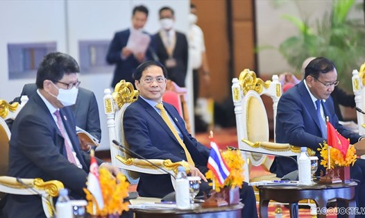 Bộ trưởng Ngoại giao Bùi Thanh Sơn dẫn đầu đoàn Việt Nam tham dự đối thoại giữa các Bộ trưởng Ngoại giao ASEAN với Đại diện Ủy ban liên Chính phủ ASEAN về Nhân quyền (AICHR). Ảnh: Báo Quốc tế
