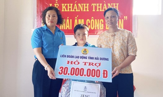 Lãnh đạo LĐLĐ tỉnh Hải Dương trao hỗ trợ nhà mái ấm Công đoàn cho chị Nguyễn Thị Duyên. Ảnh: Diệu Thúy.