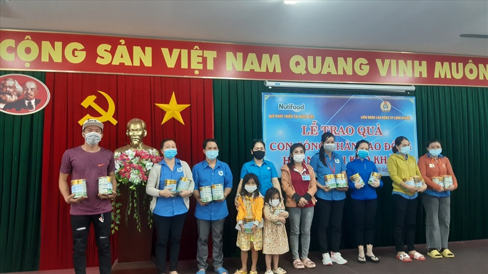 Trao tặng sữa cho con công nhân lao động có hoàn cảnh khó khăn trên địa bàn thành phố Long Khánh. Ảnh: CĐ LK