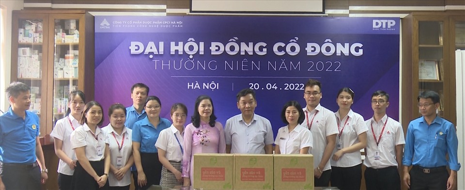 Liên đoàn Lao động huyện Thường Tín thăm, tặng quà đoàn viên, công nhân lao động Công đoàn Công ty cổ phần dược phẩm CPC1 Hà Nội. Ảnh: CĐH