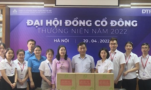 Liên đoàn Lao động huyện Thường Tín thăm, tặng quà đoàn viên, công nhân lao động Công đoàn Công ty cổ phần dược phẩm CPC1 Hà Nội. Ảnh: CĐH