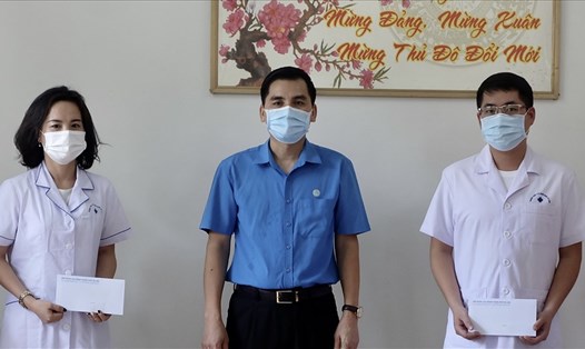 Phó Chủ tịch Liên đoàn Lao động thành phố Hà Nội Lê Đình Hùng (giữa) trong một lần trao quà cho y, bác sĩ, cán bộ, nhân viên y tế của Trung tâm Y tế quận. Ảnh: CĐHN