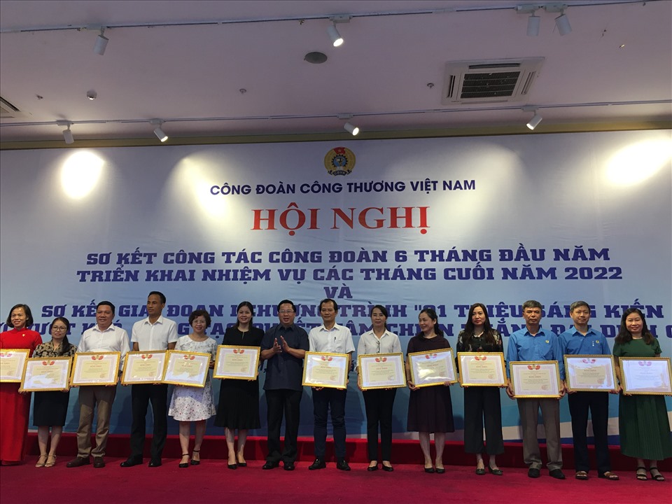 Trao thưởng cho các tập thể. Ảnh: Kiều Vũ