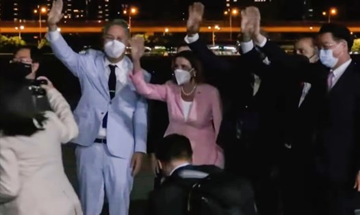 Chủ tịch Hạ viện Mỹ Nancy Pelosi (áo hồng) tới sân bay Đài Loan, Trung Quốc tối 2.8. Ảnh chụp màn hình