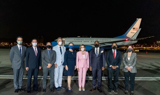 Chủ tịch Hạ viện Mỹ Nancy Pelosi (áo hồng) và phái đoàn Mỹ tới sân bay Tùng Sơn, Đài Bắc, Đài Loan (Trung Quốc) tối 2.8.2022. Ảnh: AFP