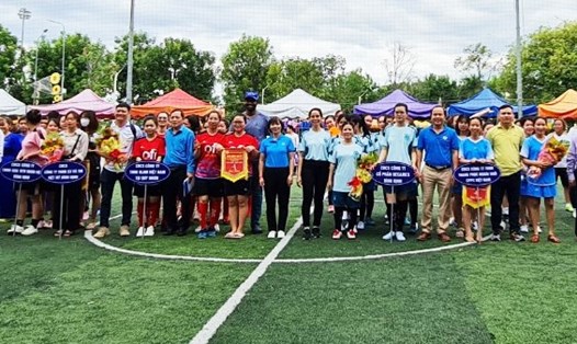 120 nữ vận động viên tham gia giải bóng đá chào mừng 20 năm thành lập Công đoàn Khu Kinh tế Bình Định.