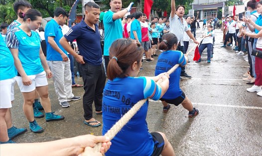 Thi đấu môn kéo co tại Hội khỏe công nhân viên chức lao động Cụm thi đua số 5 - Liên đoàn Lao động Thành phố Hà Nội. Ảnh: Ngọc Ánh