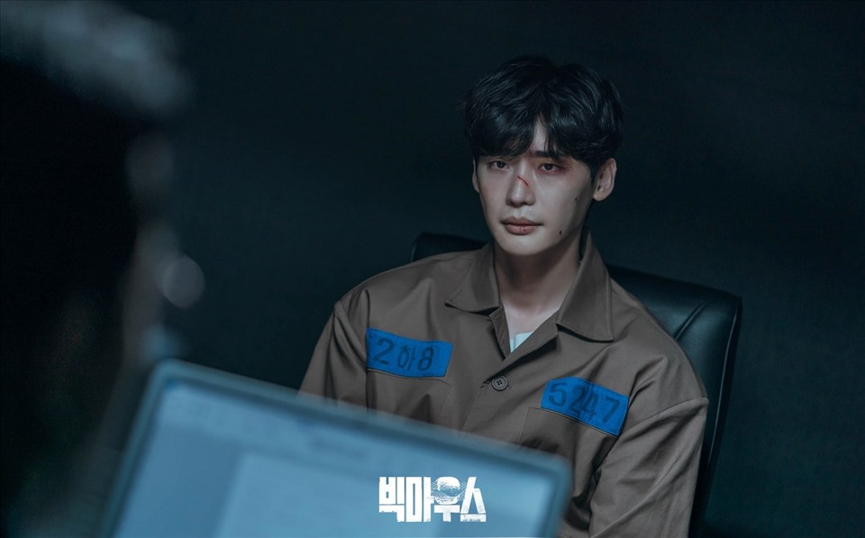 Lee Jong Suk trong một cảnh phim “Big Mouth”. Ảnh: Poster MBC.