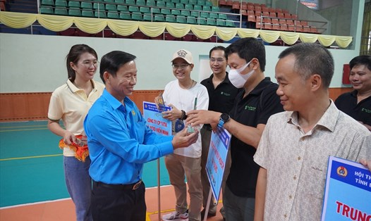 Ông Nguyễn Châu Trinh - Phó Chủ tịch LĐLĐ tỉnh trao kỷ niệm chương cho các đội tham gia. Ảnh: T.A