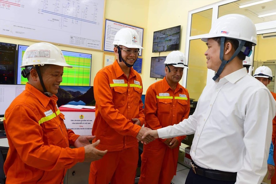 Ông Ngọ Duy Hiểu - Phó Chủ tịch Tổng LĐLĐVN động viên công nhân ngành điện. Ảnh: CĐĐL