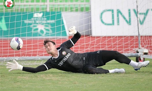 Đặng Văn Lâm chưa thể có trận ra mắt cho Bình Định tại V.League 2022 vì bị ốm. Ảnh: CLB Bình Định