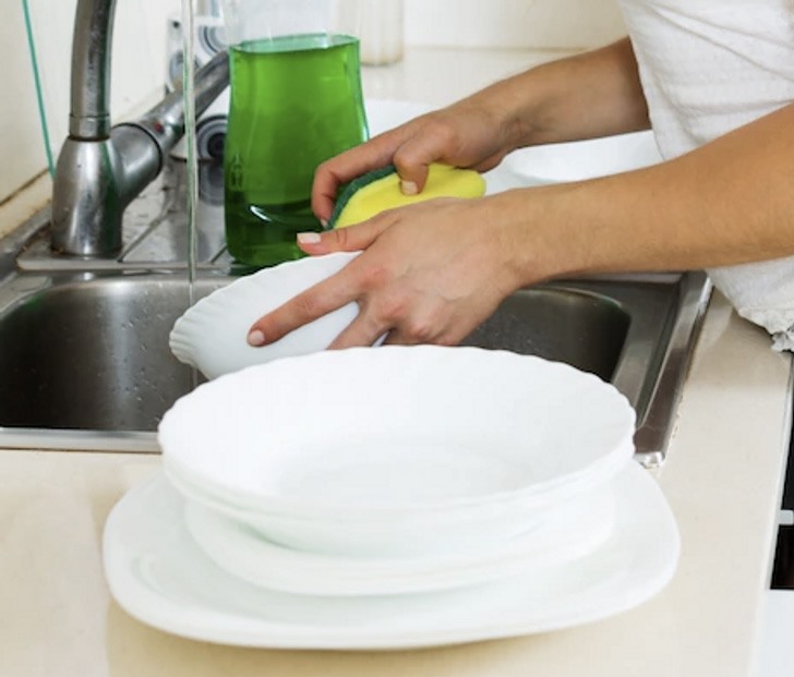 Sử dụng thiết bị gia dụng đúng cách vừa bảo vệ được con người mà vừa kéo dài được tuổi thọ vật dụng. Ảnh: Bright Side