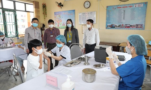 Ngành Y tế tỉnh Ninh Bình triển khai tiêm vaccine phòng COVID-19 cho trẻ từ 5 đến dưới 12 tuổi. Ảnh: NT