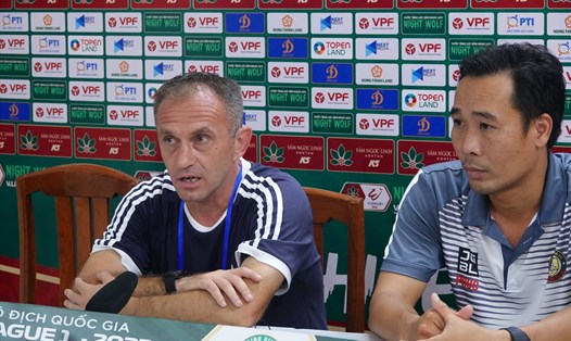 Trợ lý HLV đội Thanh Hóa liên tục nhắc đi nhắc lại việc đội của ông đã không được công nhận 2 bàn thắng ở trận gặp Bình Định. Ảnh: Nguyễn Đăng