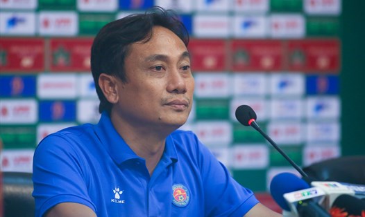 Huấn luyện viên Phùng Thanh Phương chia sẻ sau trận thua TPHCM. Ảnh: Thanh Vũ
