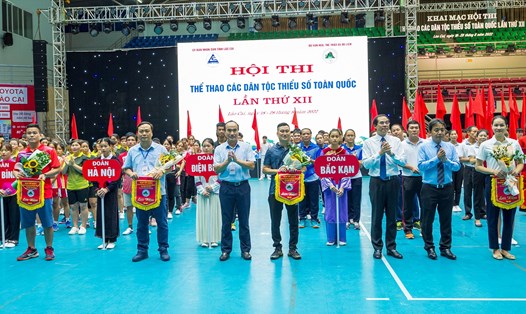 Ban tổ chức tăng cờ và hoa cho các đoàn tại Lễ khai mạc Hội thi Thể thao các dân tộc thiểu số toàn quốc lần thứ XII. Ảnh: Thu Hương