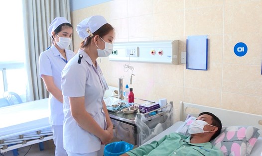 Điều dưỡng trường Cao đẳng y tế Đồng Nai thực tập tại bệnh viện đa khoa Đồng Nai. Ảnh: Hà Anh Chiến