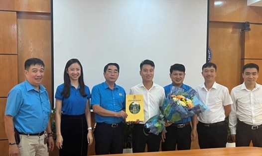 Liên đoàn Lao động quận Hoàn Kiếm phối hợp với Công đoàn ngành Xây dựng Hà Nội tổ chức chuyển giao, tiếp nhận Công đoàn cơ sở. Ảnh: CĐQ