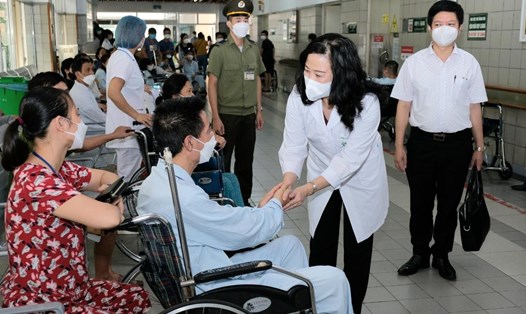 Quyền Bộ trưởng Đào Hồng Lan thăm hỏi bệnh nhân ở Bệnh viện Mạch Mai - bệnh viện vừa xin dừng tự chủ. Ảnh: Trần Minh