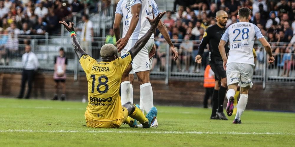 Huấn luyện viên Pau FC lo lắng về tình cảnh của đội nhà