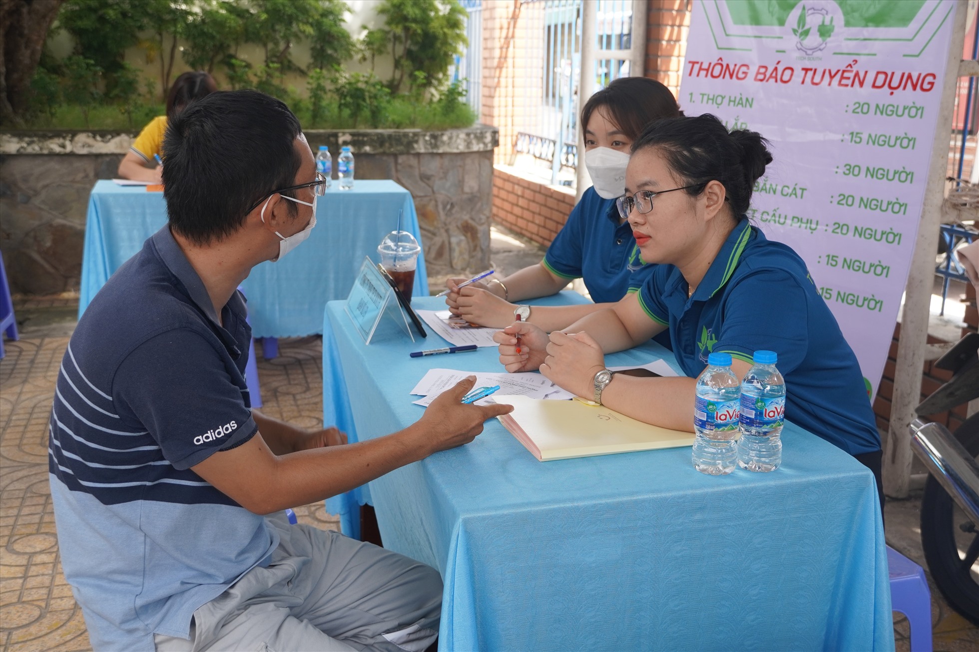 Người lao động tìm hiểu thông tin việc làm tại một đơn vị trong phiên giao dịch việc làm. Ảnh: T.A