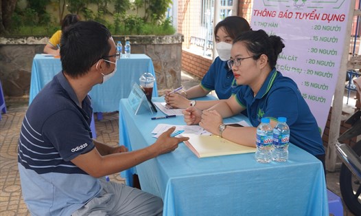 Người lao động tìm hiểu thông tin việc làm tại một đơn vị trong phiên giao dịch việc làm. Ảnh: T.A